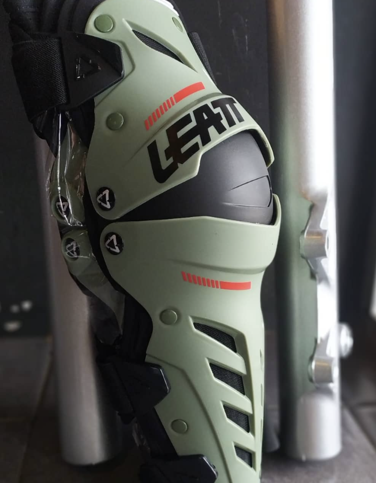 Leatt dual axis knee. Наколенники leatt dual axis knee &amp; shin guard. leatt dual axis. наколенники леатт дуал аксис. leatt dual axis white.
