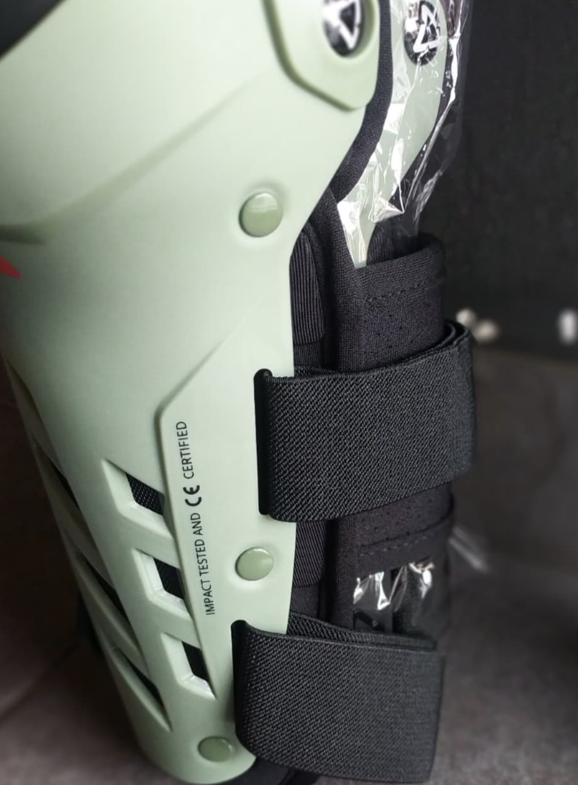 Leatt dual axis pro. Наколенники leatt dual axis.