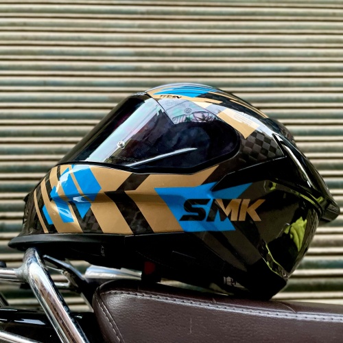 Шлем SMK TITAN CARBON T-RACE, цвет карбон/чёрный/золото фото в интернет-магазине FrontFlip.Ru