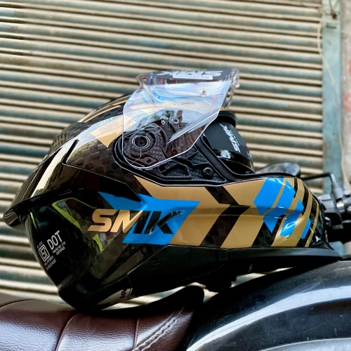 Шлем SMK TITAN CARBON T-RACE, цвет карбон/чёрный/золото фото в интернет-магазине FrontFlip.Ru